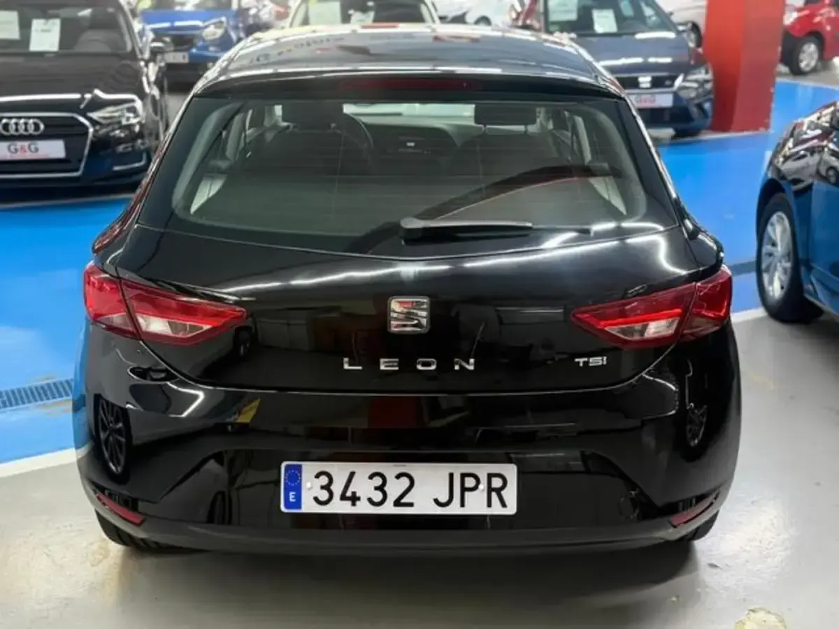 Usado Seat Leon Style 110 CV (80 kW) 2016 Negro Familiar