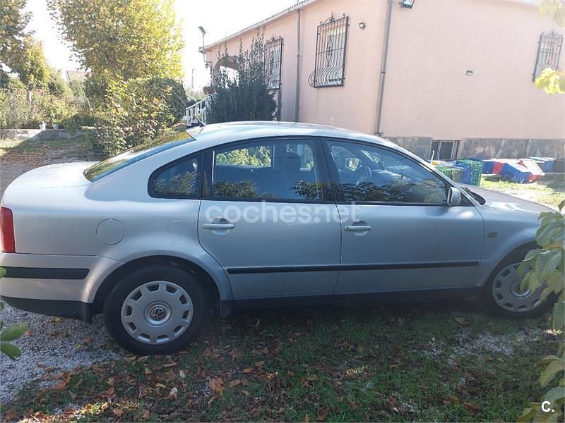 Gris / plata Usado 1998 VW Passat Comfortline Berlina | 2000 € - Imagen 1/4