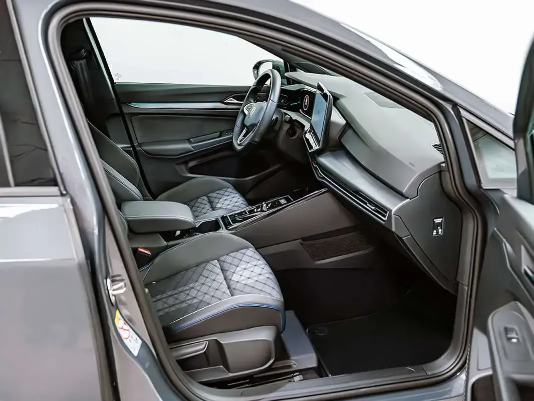 Usado VW Golf VIII R-line 150 CV (110 kW) 2025 Gris Utilitario