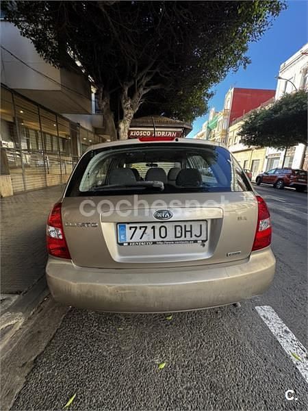Beige Usado 2005 Kia Cerato LX Berlina | 2900 € (Un poco caro) - Imagen 1/1