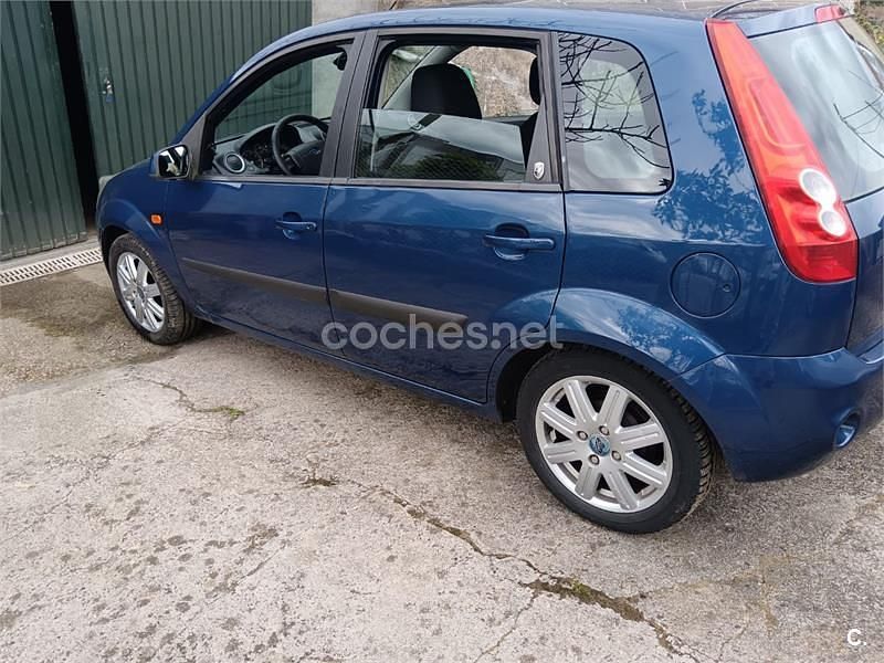Usado Ford Fiesta Ghia 80 CV (58 kW) 2007 Azul Utilitario