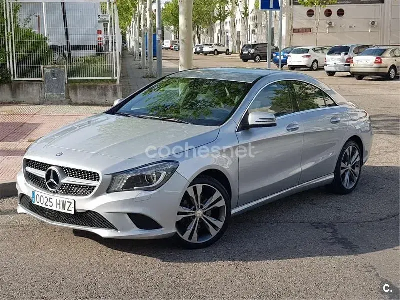 Usado Mercedes CLA220 Urban 170 CV (125 kW) 2014 Gris / plata Berlina