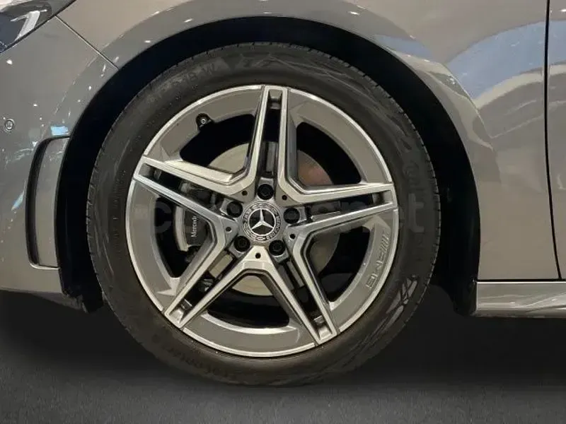 Usado Mercedes B200 150 CV (110 kW) 2025 Gris / plata Utilitario