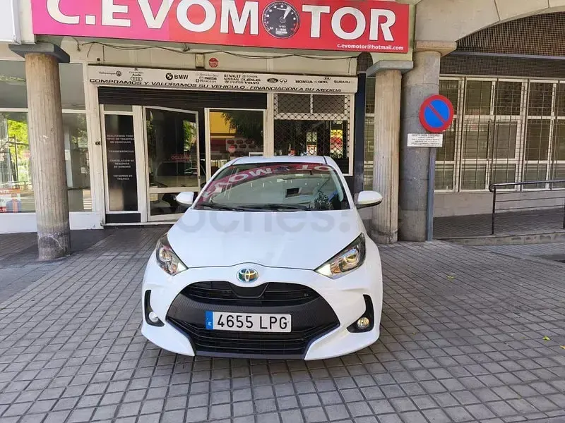 Usado Toyota Yaris Hybrid Active 116 CV (85 kW) 2021 Blanco Berlina