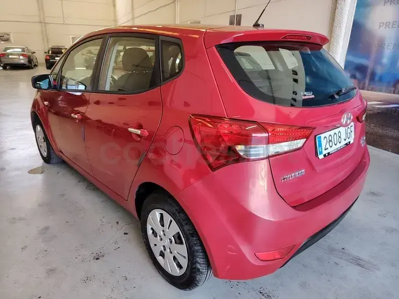 Usado Hyundai ix20 90 CV (66 kW) 2015 Rojo Utilitario