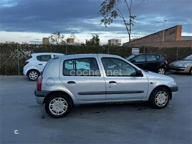 Usado Renault Clio 60 CV (44 kW) 2001 Gris / plata Berlina