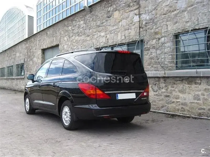 Usado SsangYong Rodius Limited 165 CV (121 kW) 2011 Negro Monovolumen