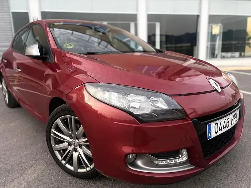 Usado Renault Mégane Bose Edition 110 CV (80 kW) 2013 Granate Berlina