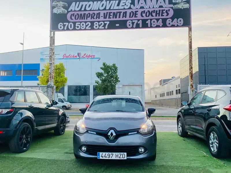 Usado Renault Clio IV Dynamique 90 CV (66 kW) 2014 Gris / plata Berlina