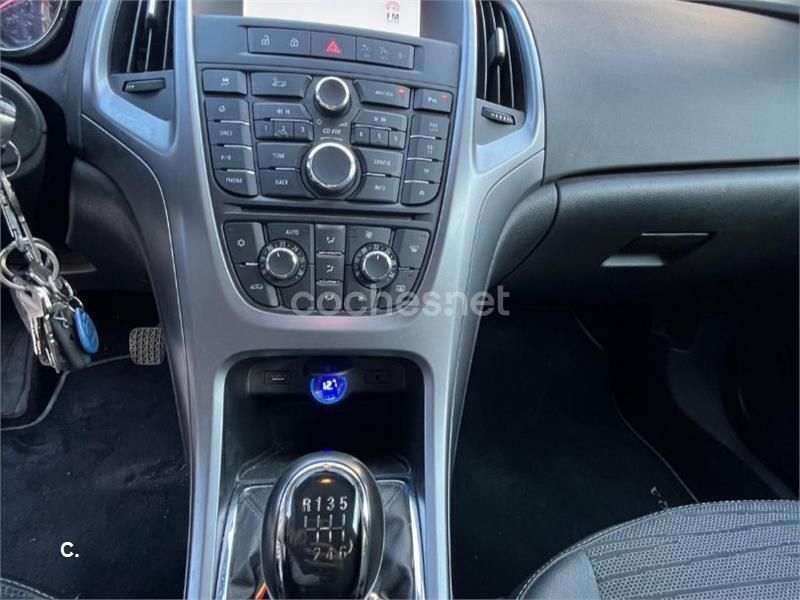 Beige Usado 2015 Opel Astra Elegance Berlina | 9500 € (Buen precio) - Imagen 1/4