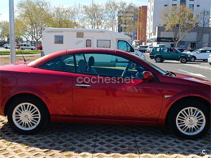 Usado Renault Mégane Cabriolet Privilege 120 CV (88 kW) 2006 Rojo Descapotable