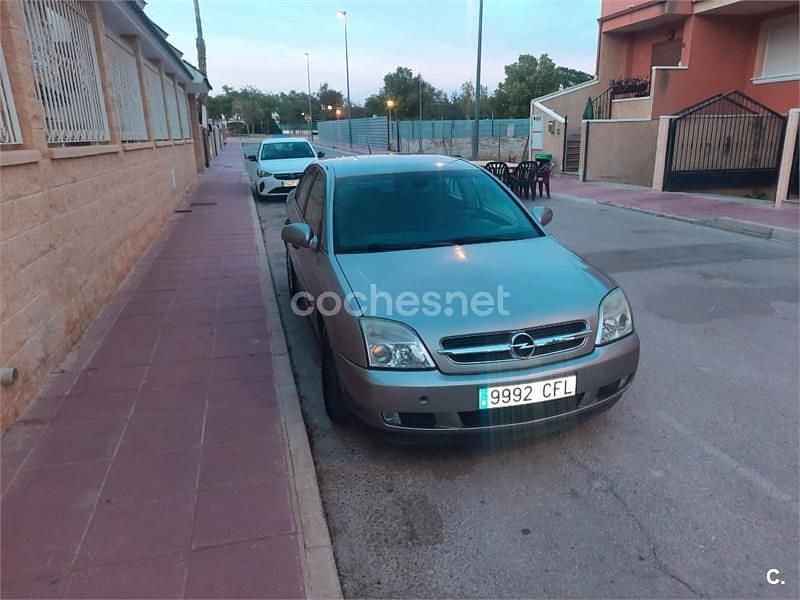 Gris / plata Usado 2003 Opel Vectra Comfort Berlina | 3050 € (Un poco caro) - Imagen 1/4