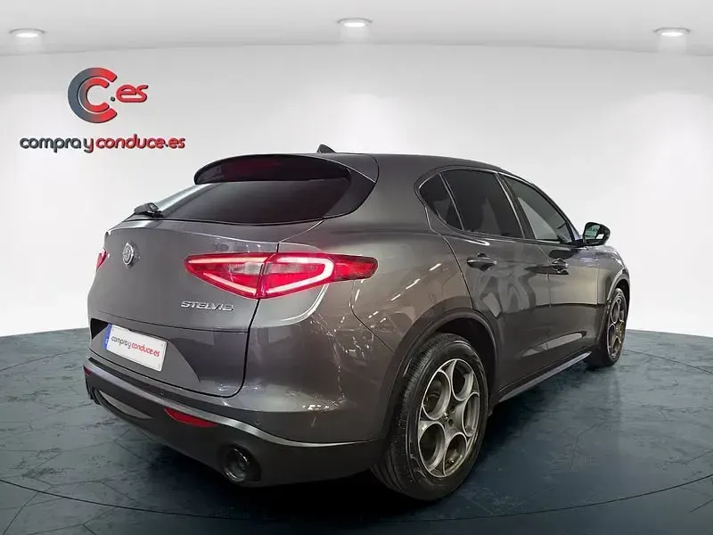 Usado Alfa Romeo Stelvio Sprint 160 CV (117 kW) 2022 Negro SUV