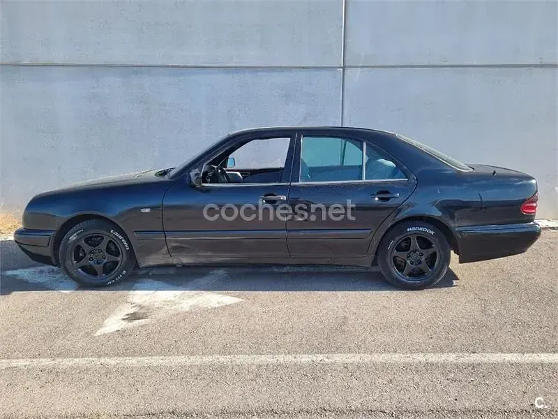 Usado Mercedes E200 Classic 136 CV (100 kW) 1997 Negro Berlina