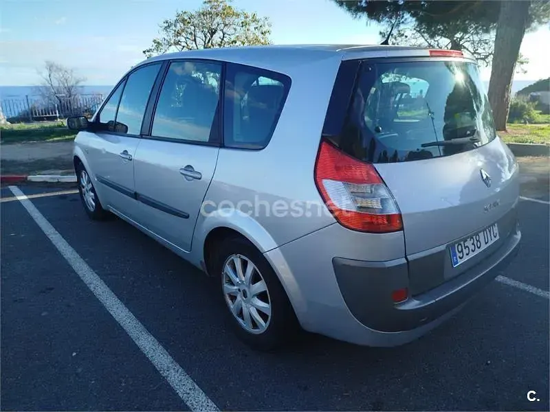 Usado Renault Grand Scénic II Dynamique 150 CV (110 kW) 2006 Gris / plata Monovolumen