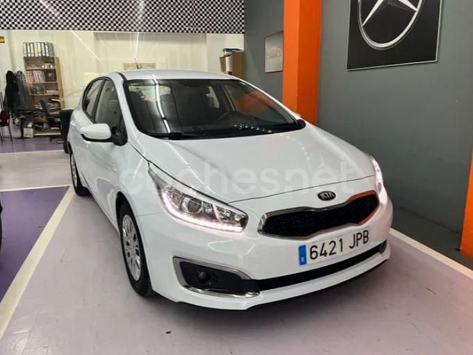 Blanco Usado 2016 Kia Ceed Utilitario | 9490 € (Precio justo) - Imagen 1/4