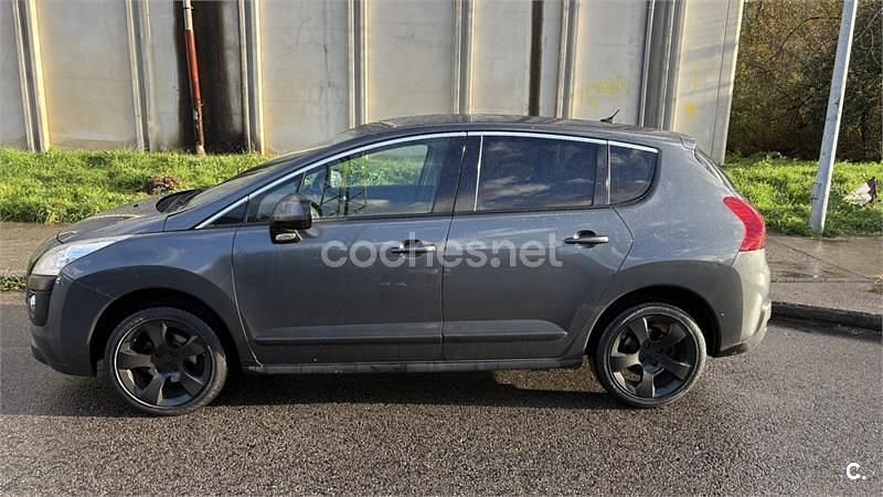Usado Peugeot 3008 110 CV (80 kW) 2010 Gris / plata Familiar