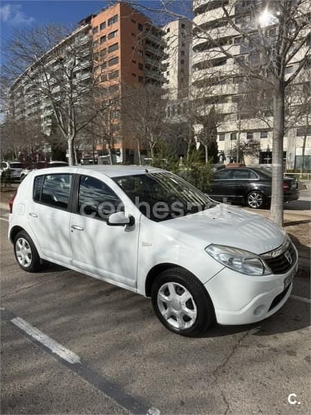 Blanco Usado 2010 Dacia Sandero Lauréate Berlina | 3900 € (Precio justo) - Imagen 1/4
