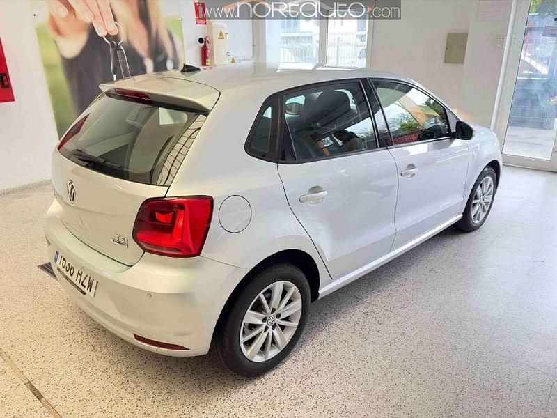 Usado VW Polo Advance 90 CV (66 kW) 2014 Gris Utilitario