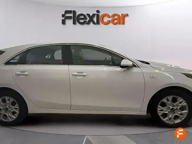 Usado Kia Ceed 136 CV (100 kW) 2023 Blanco Utilitario