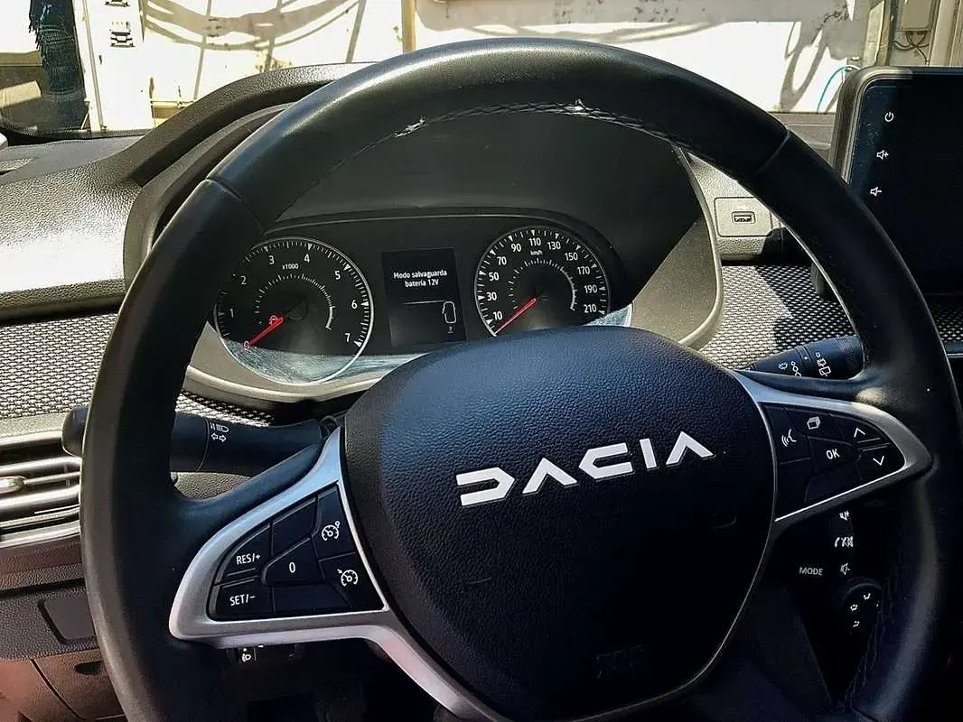 Usado Dacia Jogger Expression 101 CV (74 kW) 2023 Marrón Monovolumen