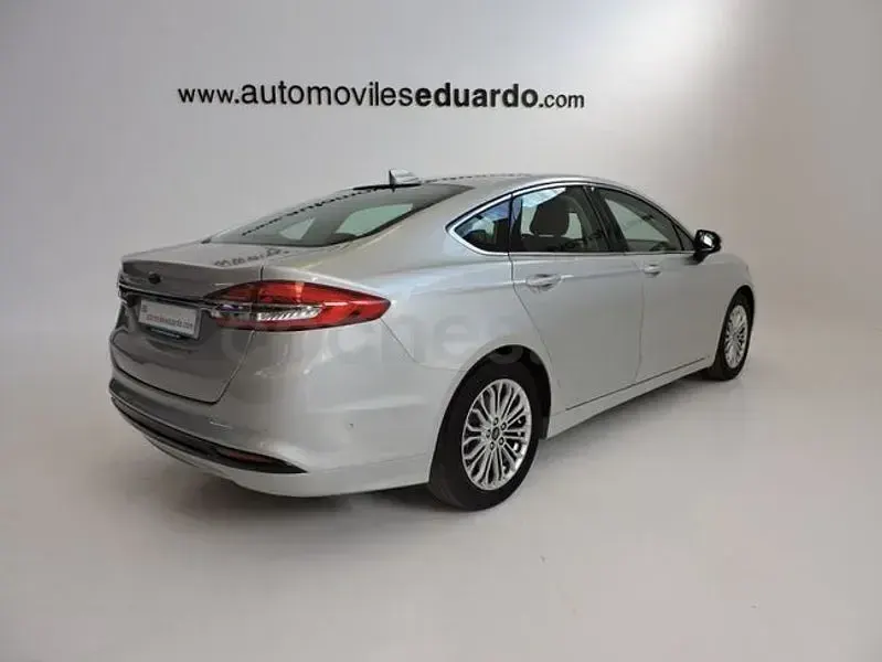Usado Ford Mondeo Titanium 187 CV (137 kW) 2021 Gris / plata Berlina