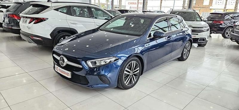 Usado Mercedes A180 116 CV (85 kW) 2021 Azul Utilitario