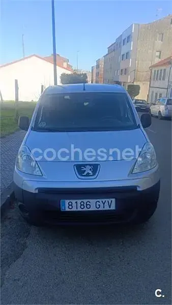 Usado Peugeot Partner Tepee Outdoor 90 CV (66 kW) 2010 Gris / plata Monovolumen