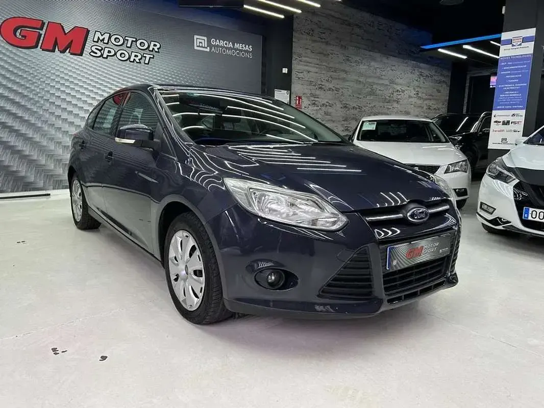 Usado Ford Focus Trend 124 CV (91 kW) 2013 Gris Berlina