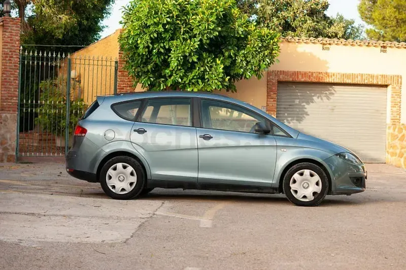 Usado Seat Altea XL Reference 105 CV (77 kW) 2007 Gris / plata Monovolumen