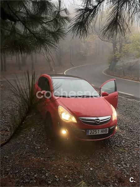Usado Opel Corsa Selective 100 CV (73 kW) 2012 Rojo Utilitario