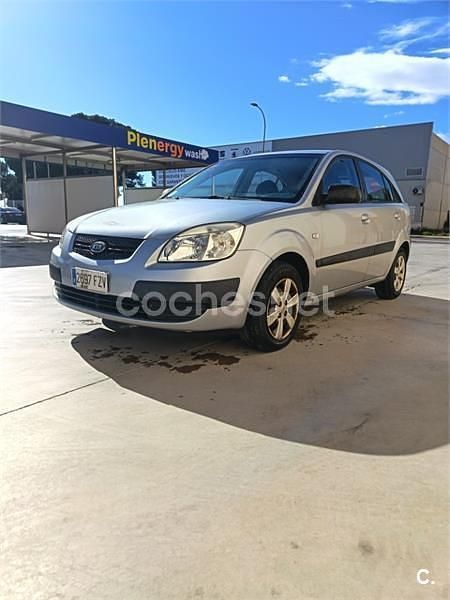 Usado Kia Rio Active 110 CV (80 kW) 2008 Gris / plata Berlina