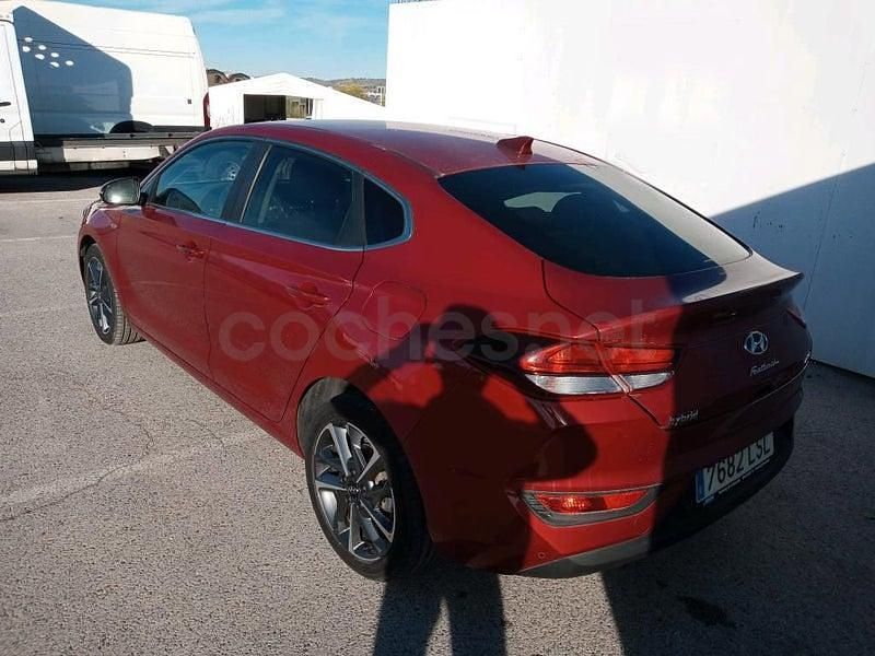 Usado Hyundai i30 136 CV (100 kW) 2021 Granate Berlina
