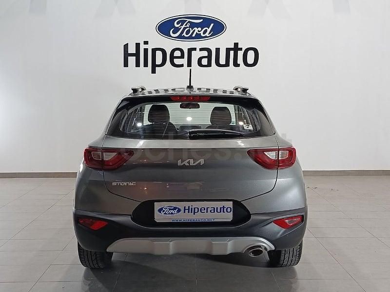 Usado Kia Stonic 84 CV (61 kW) 2023 Gris / plata SUV