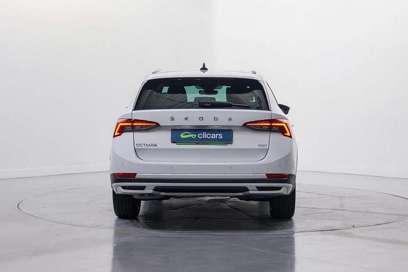 Usado Skoda Octavia 150 CV (110 kW) 2023 Blanco Familiar