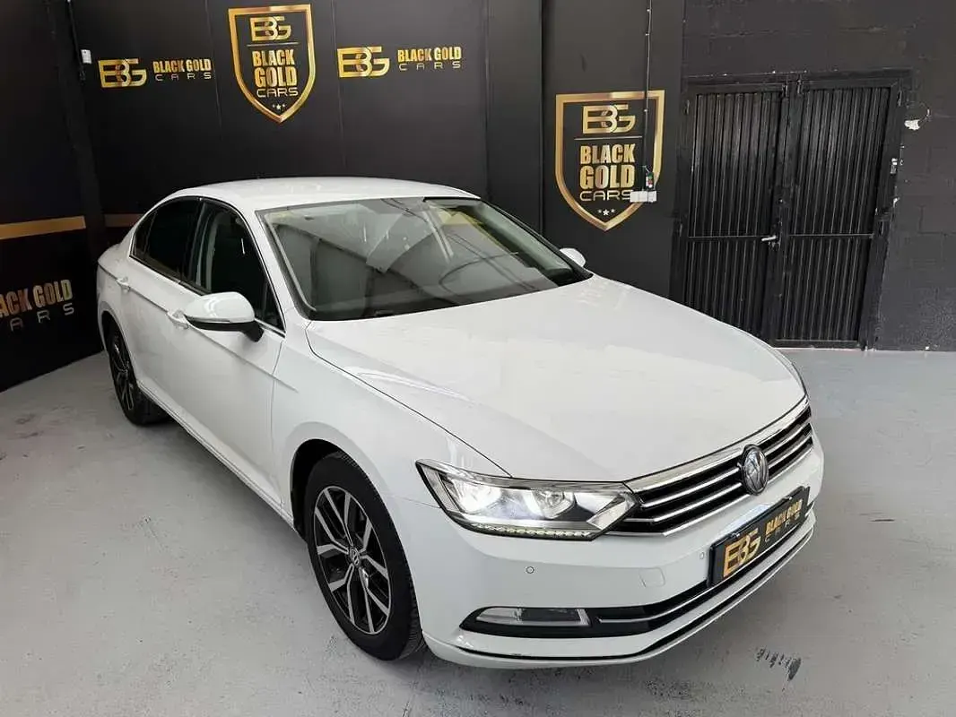Używany VW Passat Sportline 150 KM (110 kW) 2016 Biały Sedan/Limuzyna