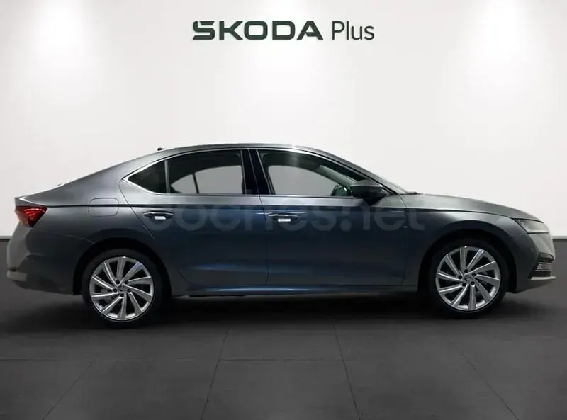 Usado Skoda Octavia Style 204 CV (150 kW) 2024 Gris / plata Berlina