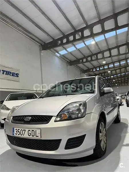 Begagnad Ford Fiesta Futura 68 HK (50 kW) 2009 Grå Sedan