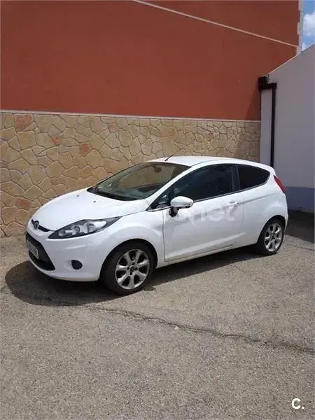 Usado Ford Fiesta Trend 95 CV (69 kW) 2010 Blanco Berlina