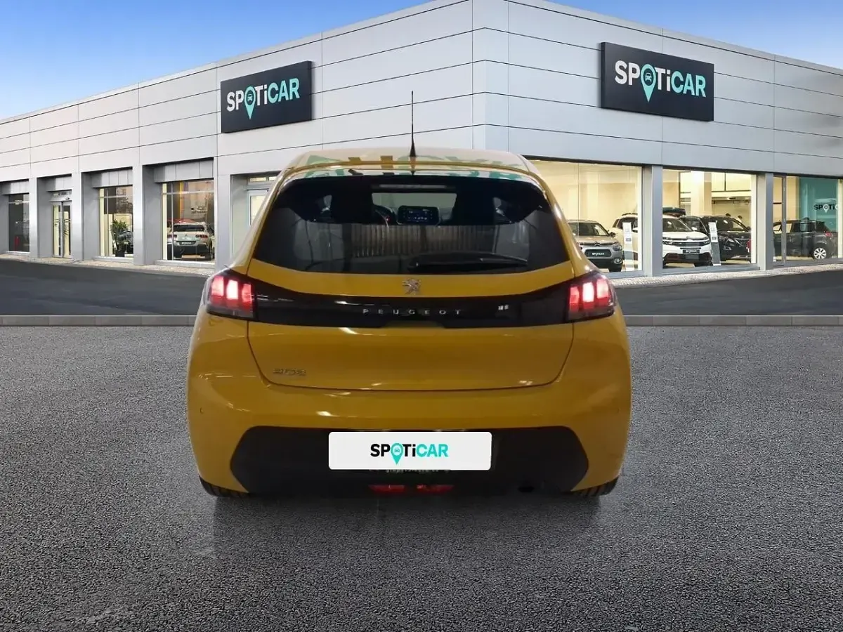 Usado Peugeot 208 Active 100 CV (73 kW) 2022 Dorado Utilitario