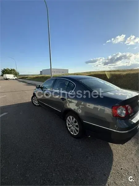 Usado VW Passat Advance 110 CV (80 kW) 2010 Gris / plata Berlina