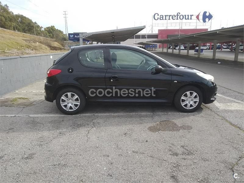 Usado Peugeot 206+ 70 CV (51 kW) 2010 Negro Utilitario