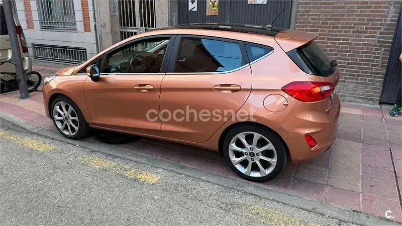 Usado Ford Fiesta Titanium 100 CV (73 kW) 2017 Naranja Utilitario