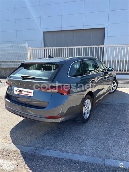 Usado Skoda Octavia Style 150 CV (110 kW) 2021 Gris / plata Familiar