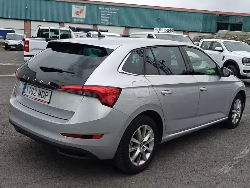 Usado Skoda Scala Ambition 95 CV (69 kW) 2023 Gris / plata Utilitario