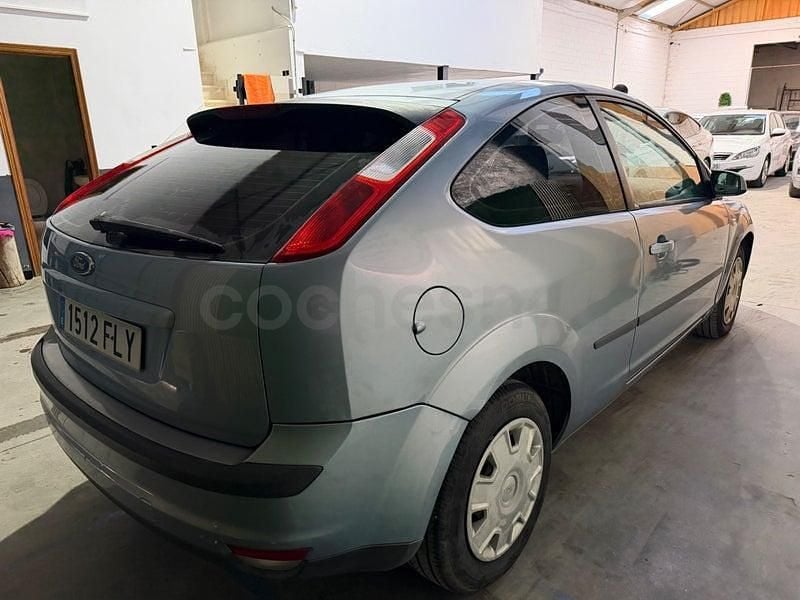 Usado Ford Focus Trend 90 CV (66 kW) 2007 Gris / plata Berlina