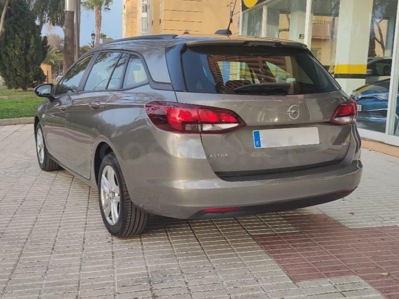 Usado Opel Astra Selective 110 CV (80 kW) 2017 Gris / plata Familiar