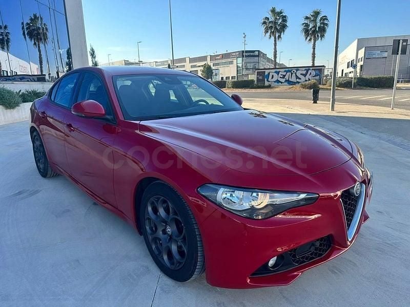Usado Alfa Romeo Giulia 136 CV (100 kW) 2018 Rojo Berlina