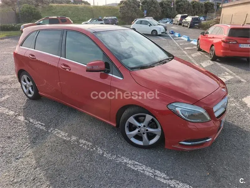 Usado Mercedes B180 109 CV (80 kW) 2014 Rojo Utilitario