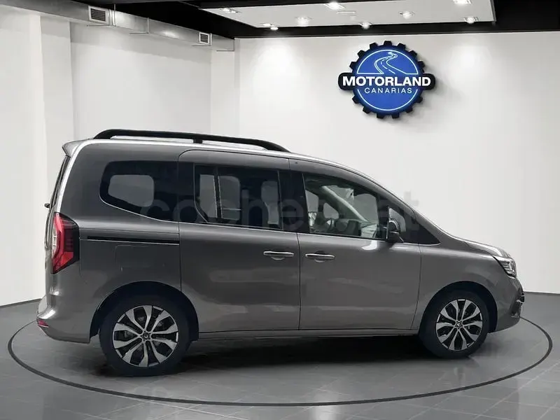 Usado Renault Kangoo Zen 95 CV (69 kW) 2022 Gris / plata Monovolumen